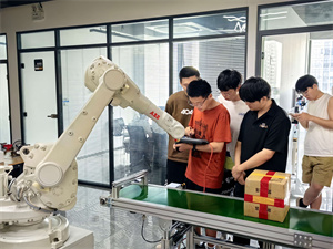 2025 南京工业机器人培训机构前四排名一览：PLC 编程衔接咋匹配？
